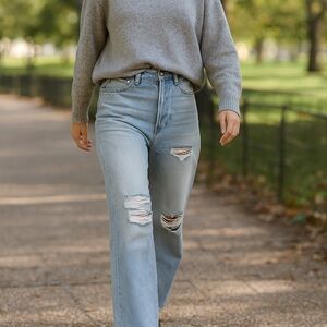 NWT American Eagle High-rise Vintage  Light Blue Distressed Jeans, Women’s